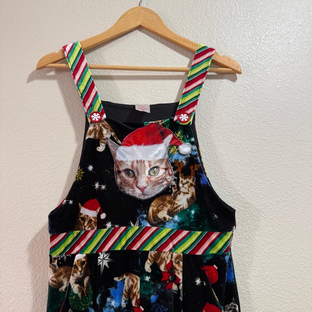 No Boundaries - Junior's Christmas Jumpsuit - Black Velvet - Festive Cat Print